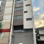 【サービス店舗にオススメ！：名駅南三丁目貸店舗・事務所：１-５階 延べ188.38坪】名鉄・近鉄・地下鉄「名古屋」駅より徒歩１５分。市バス バス停目の前の物件です。