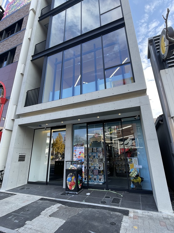 店舗オープン】大津通沿いの新築ビル1-2階にガチャガチャ店がオープン